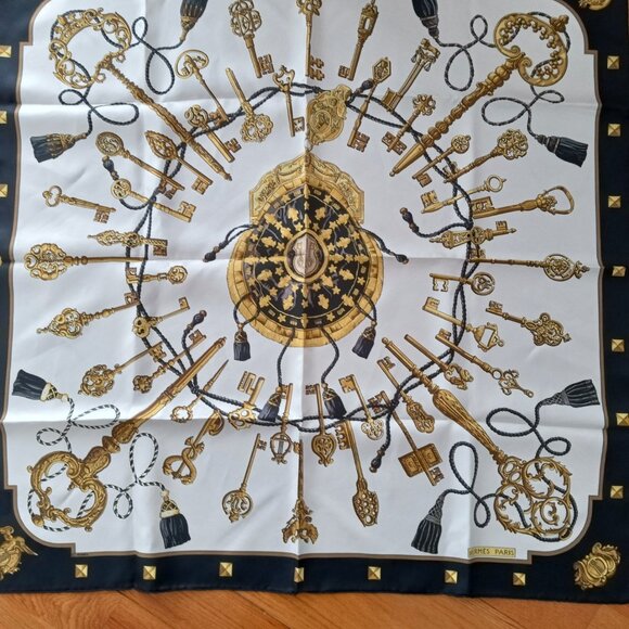 Hermes Accessories - Authentic vintage Hermès 100% silk scarf - Les clés (90 cm)